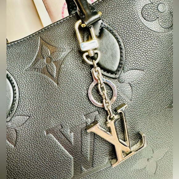 EUC Louis Vuitton Palladium Plated LV Initials Key Holder/Bag Charm - Picture 11 of 17